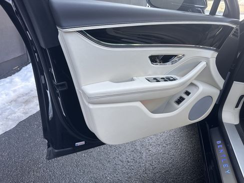 Used 2023 Bentley Flying Spur V8 image 13