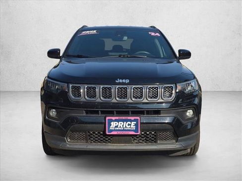 Used 2024 Jeep Compass Latitude AWD/4WD image 2