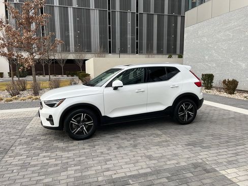 Used 2025 Volvo XC40 B5 Core image 2