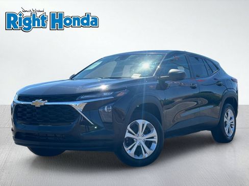 Used 2025 Chevrolet Trax LS FWD image 2