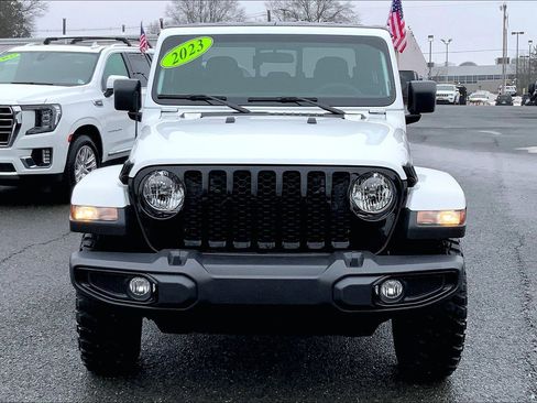 Certified 2023 Jeep Gladiator Sport AWD/4WD image 3