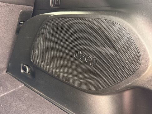 Used 2019 Jeep Cherokee Trailhawk AWD/4WD image 15