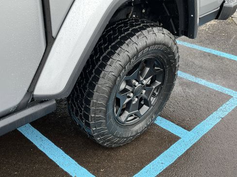 Used 2021 Jeep Gladiator Willys image 25