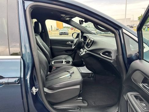 Used 2025 Chrysler Pacifica Select FWD image 37