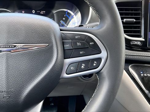 Used 2023 Chrysler Pacifica Touring-L FWD image 24