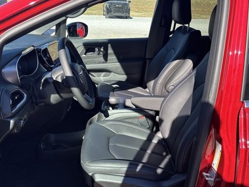 New 2026 Chrysler Pacifica Select image 15