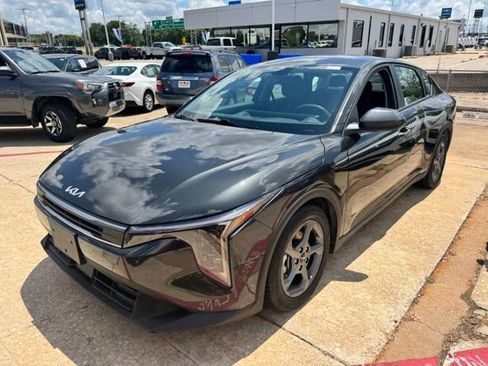Used 2025 Kia K4 FWD image 1