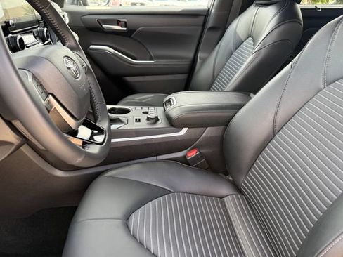 Used 2025 Toyota Highlander XSE AWD/4WD image 12