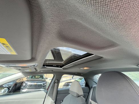 Used 2025 Hyundai Elantra SEL image 31