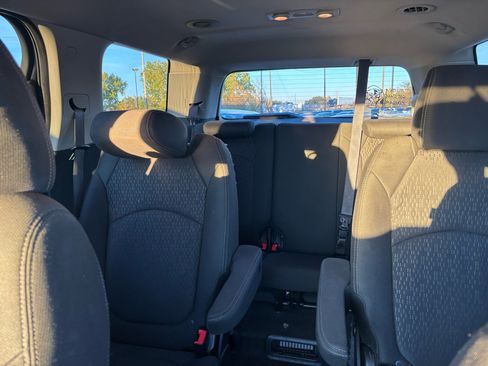 Used 2013 GMC Acadia SLE image 25