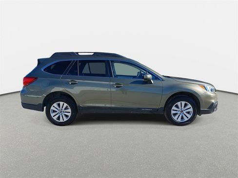 Used 2017 Subaru Outback 2.5i Premium image 4