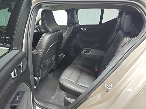 Used 2023 Volvo XC40 B5 Core image 30