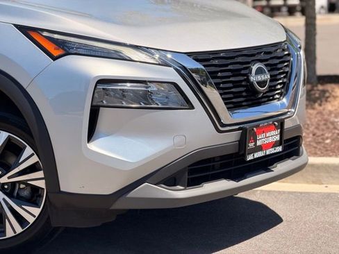 Used 2023 Nissan Rogue SV image 3