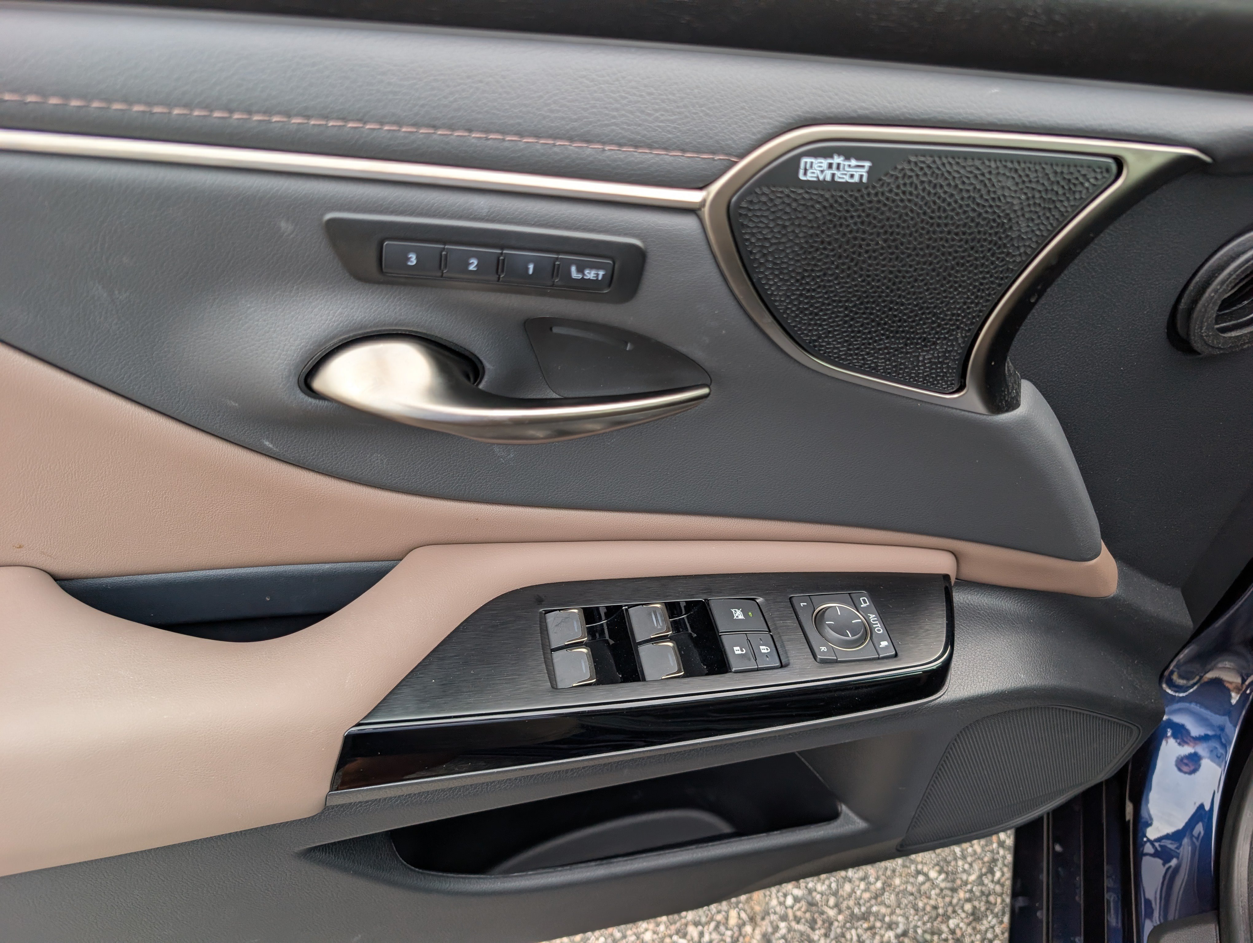 Used 2025 Lexus ES 350 Ultra Luxury FWD image 19