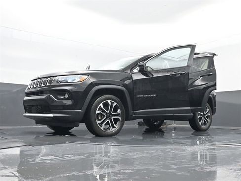 Used 2022 Jeep Compass Limited image 33
