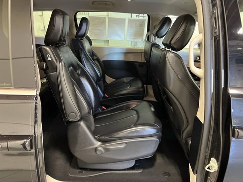 Used 2023 Chrysler Pacifica Touring-L FWD image 34
