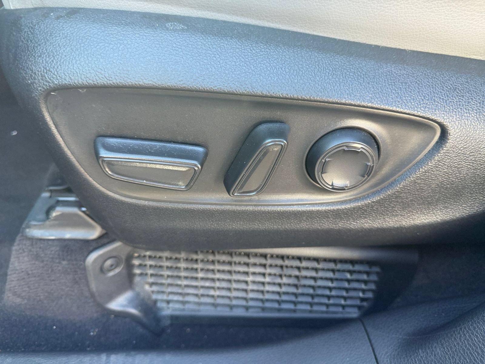 Used 2025 Toyota Sienna XLE FWD image 21