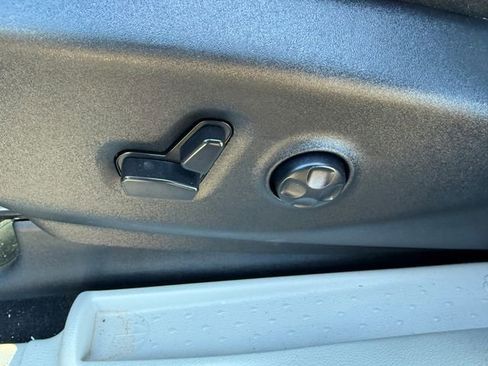 Used 2024 Chrysler Pacifica Touring-L image 19