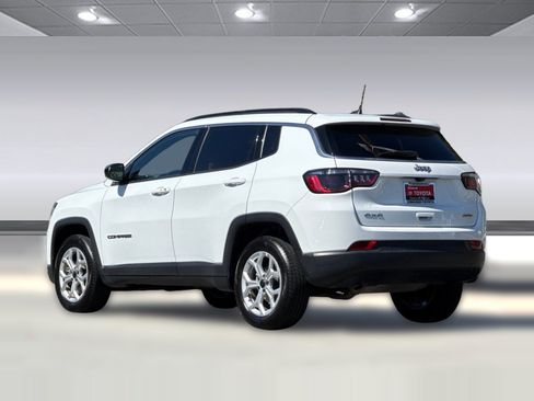 Used 2025 Jeep Compass Latitude AWD/4WD image 3