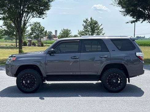 Used 2018 Toyota 4Runner SR5 AWD/4WD image 5