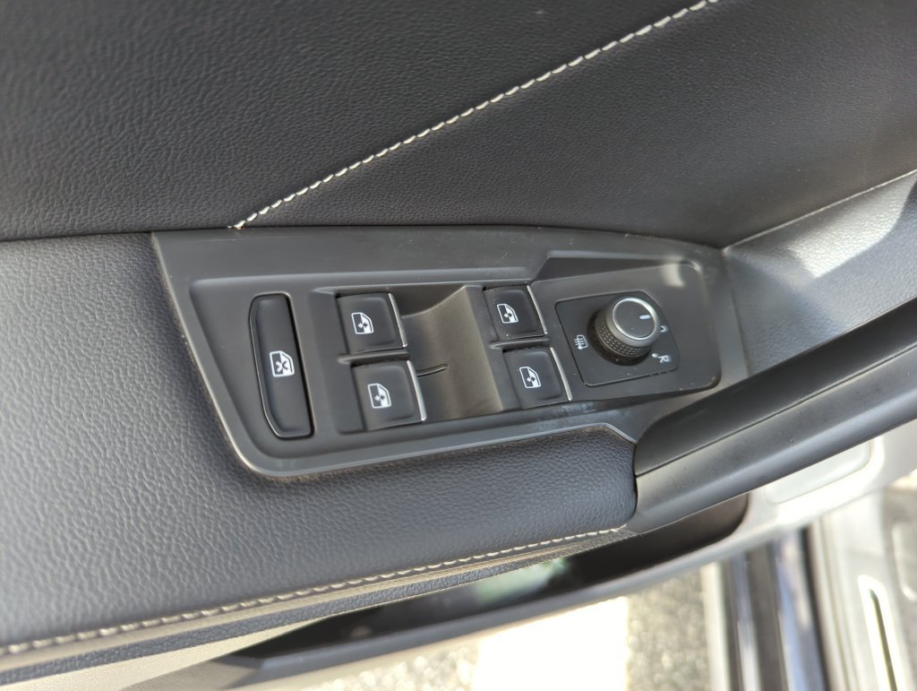 Used 2024 Volkswagen Tiguan SE R-Line FWD image 33