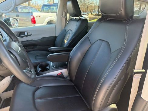 Used 2024 Chrysler Pacifica Touring-L image 15