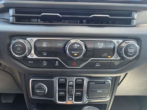 Used 2025 Jeep Wrangler Unlimited Sport AWD/4WD image 21