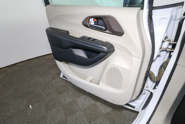 Used 2022 Chrysler Voyager LX FWD image 34