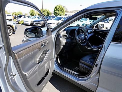 Used 2023 Toyota Highlander Platinum FWD image 39