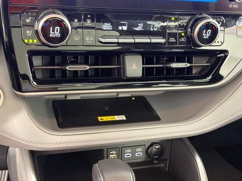 Used 2024 Toyota Highlander Platinum FWD image 20