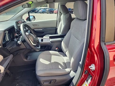 Used 2021 Toyota Sienna LE image 11