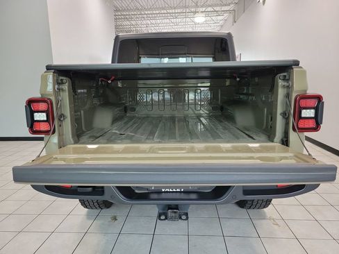 Used 2020 Jeep Gladiator Overland w/ Popular Equipment Package AWD/4WD image 15