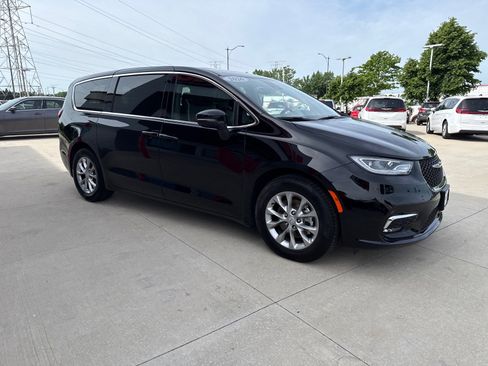 Used 2026 Chrysler Pacifica Limited FWD image 6