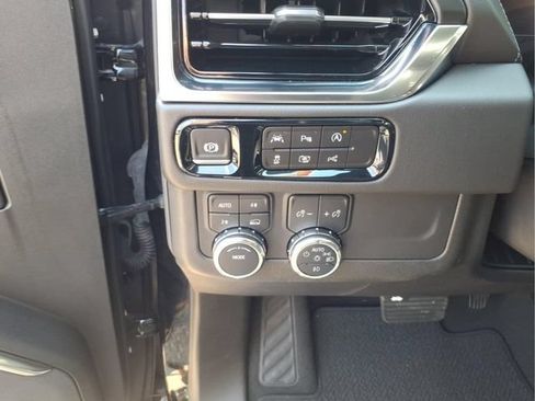 Used 2025 GMC Yukon Denali AWD/4WD image 19