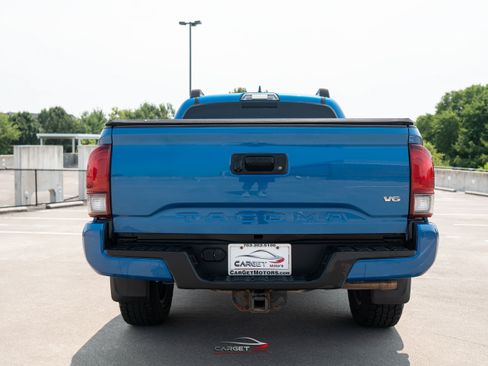 Used 2018 Toyota Tacoma TRD Sport AWD/4WD image 6