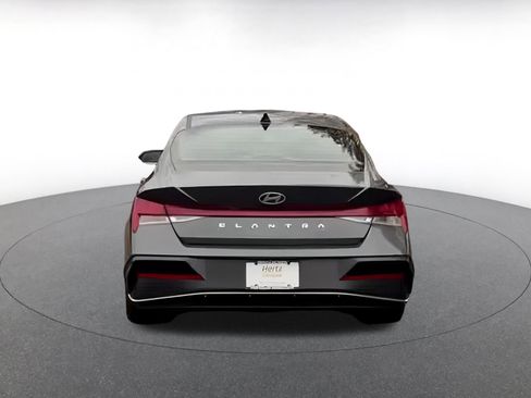 Used 2025 Hyundai Elantra SEL image 11