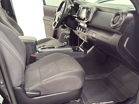 Used 2017 Toyota Tacoma TRD Off-Road w/ Premium & Technology Package image 18