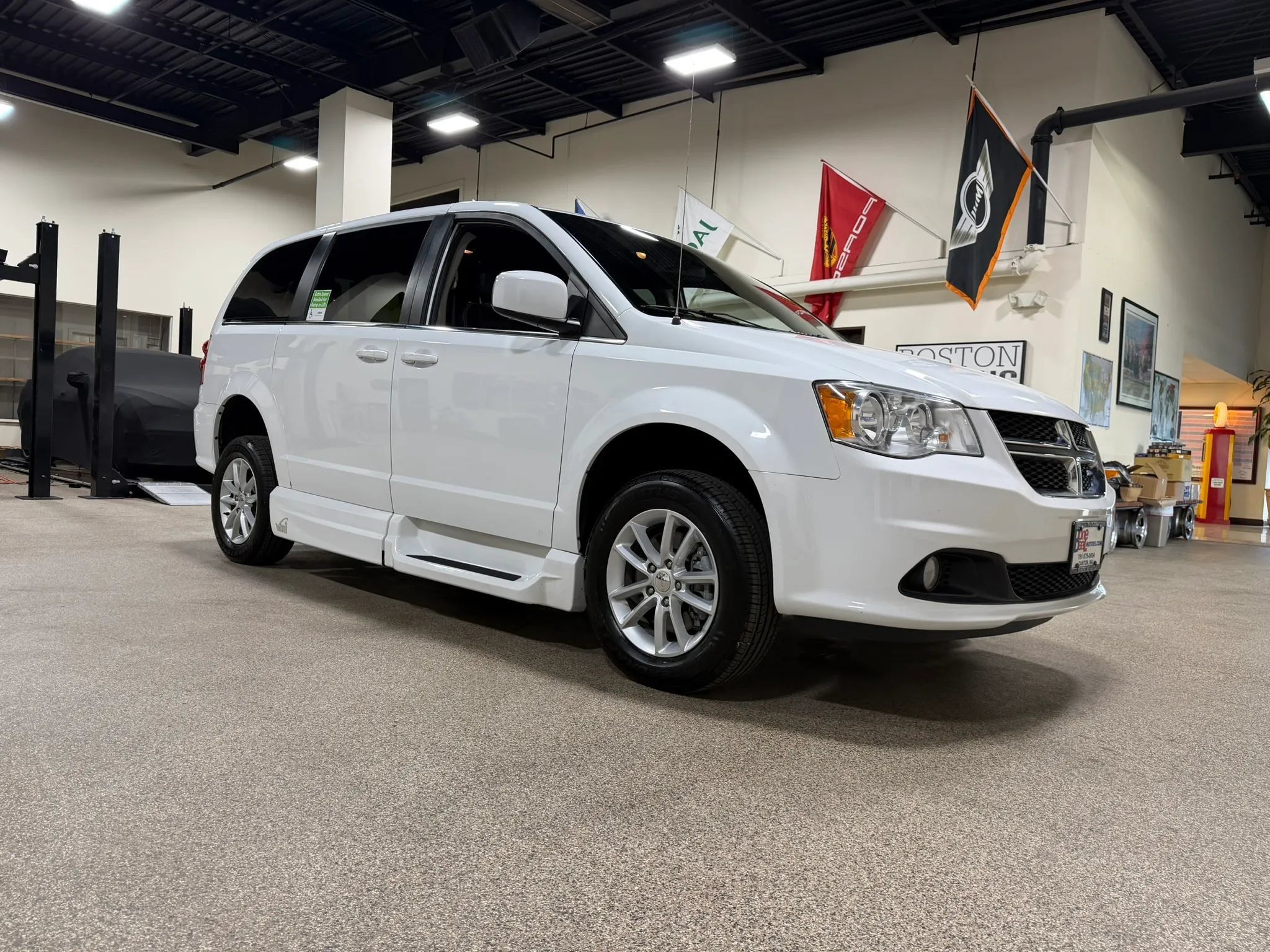 Used 2019 Dodge Grand Caravan SXT FWD image 4
