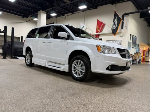 Used 2019 Dodge Grand Caravan SXT FWD image 4