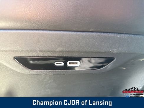 Used 2024 Chrysler Pacifica Touring-L image 41