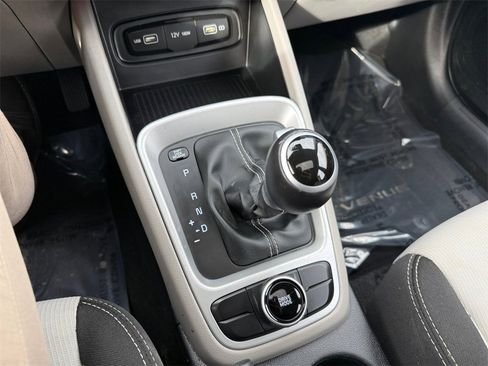 Used 2022 Hyundai Venue SEL image 19