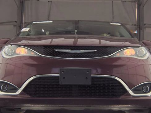 Used 2018 Chrysler Pacifica Touring-L FWD image 3