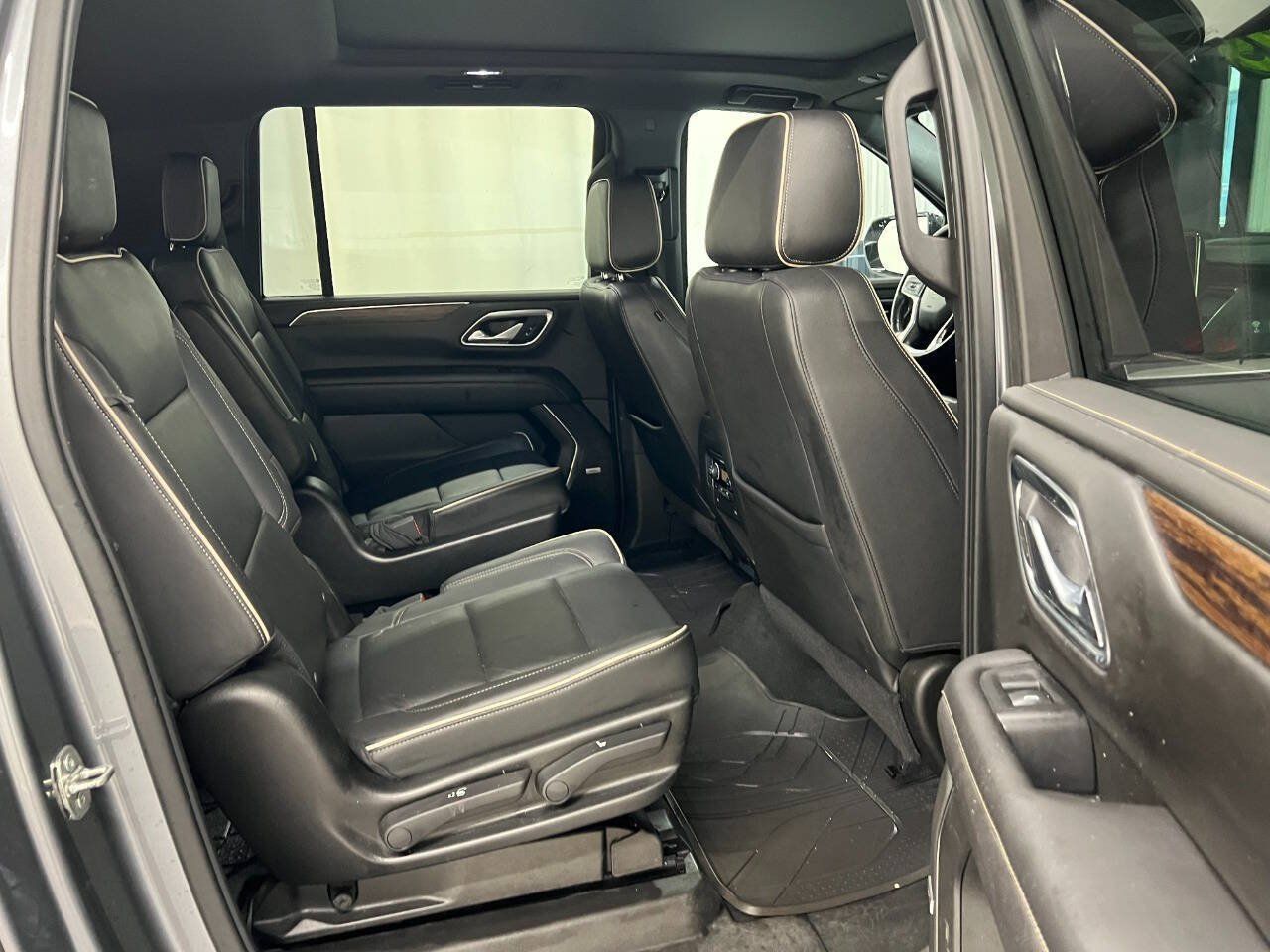 Used 2021 Chevrolet Suburban Premier w/ Premium Package AWD/4WD image 11