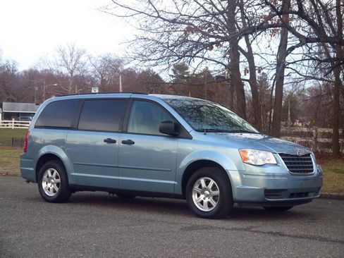 Used 2008 Chrysler Town & Country LX image 6