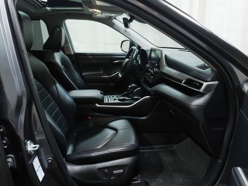 Used 2021 Toyota Highlander XLE AWD/4WD image 14