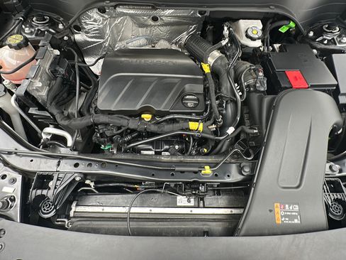 Used 2025 Chevrolet Trax LT w/ LT Convenience Package FWD image 21
