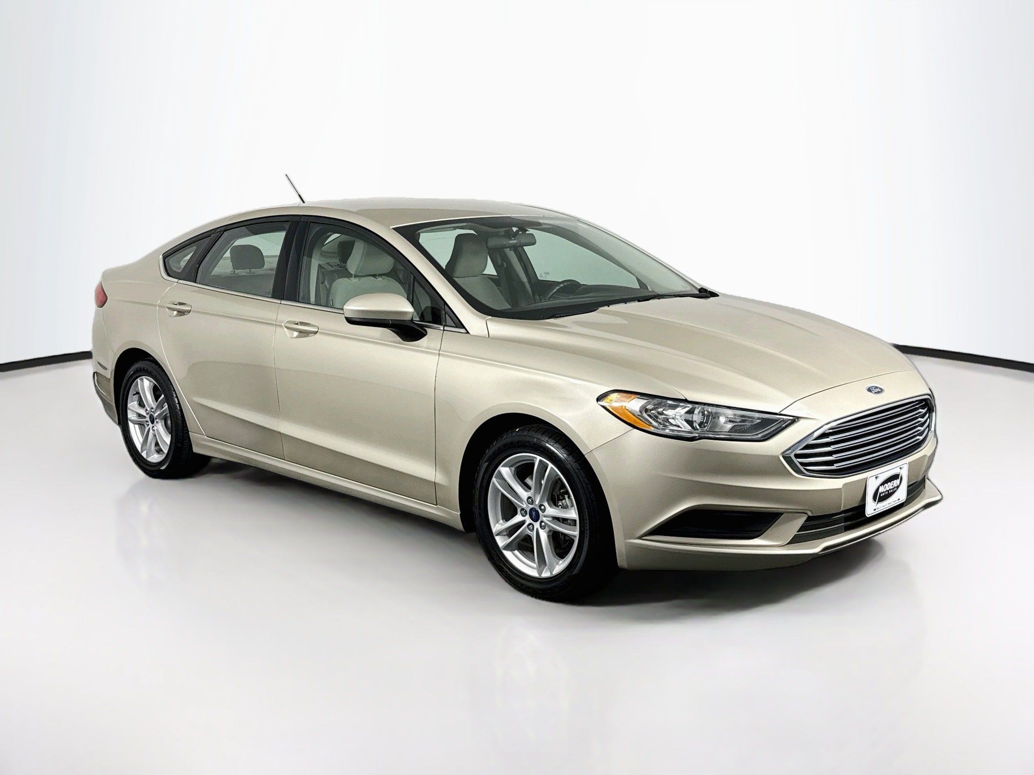 Used 2018 Ford Fusion SE FWD image 2