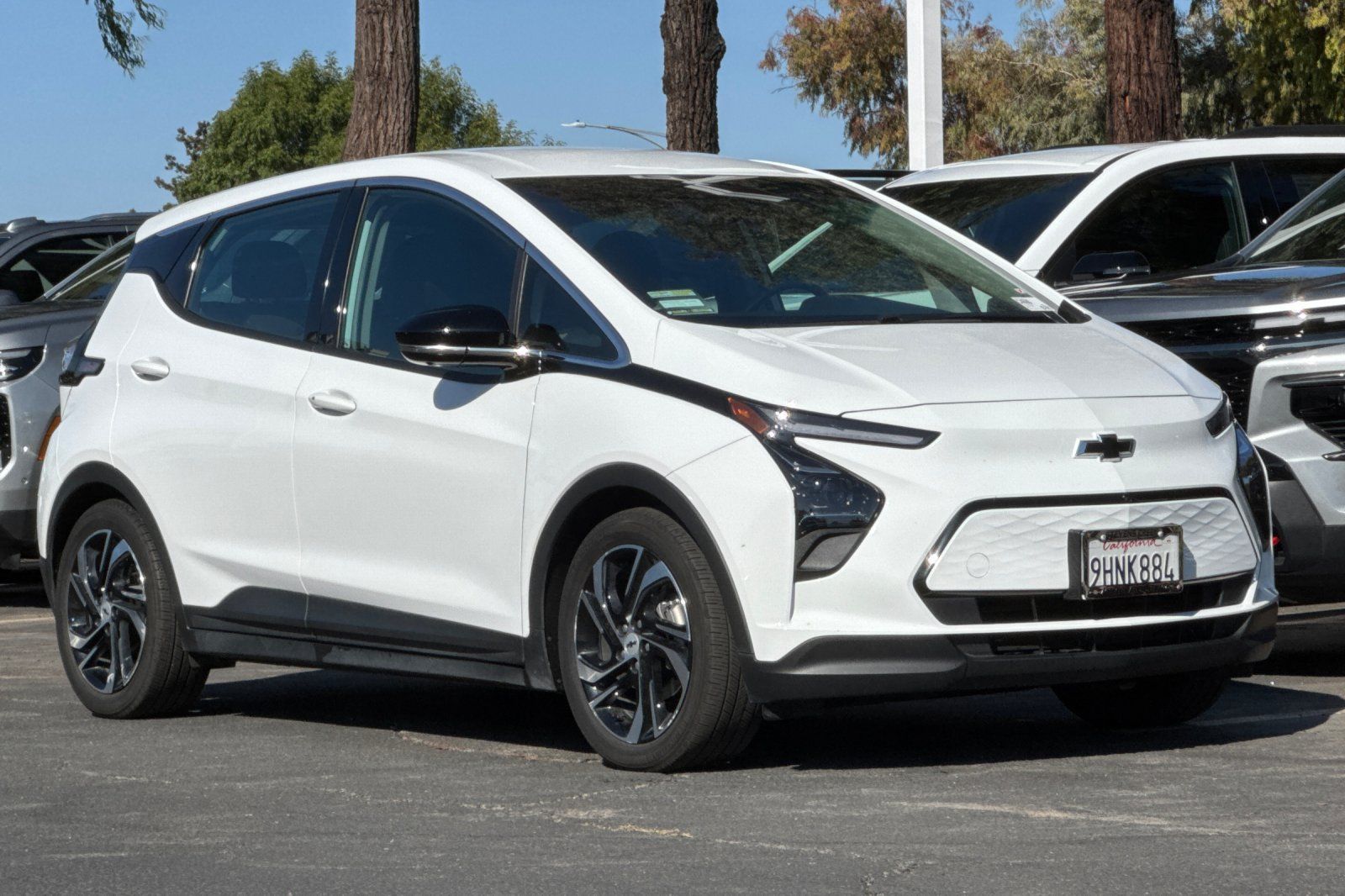 Used 2023 Chevrolet Bolt LT w/ Infotainment Package FWD image 2
