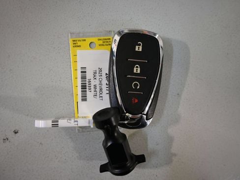 Used 2025 Chevrolet Trax LT FWD image 9