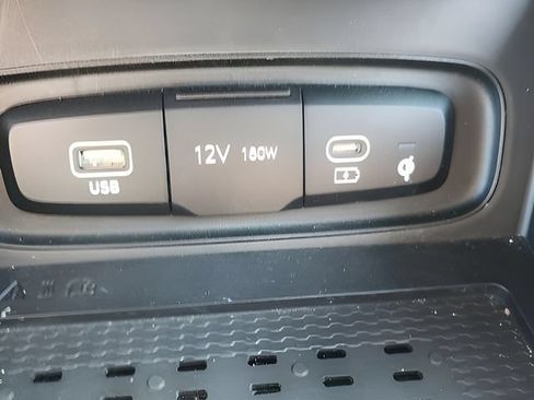 Used 2024 Hyundai Venue Limited FWD image 29